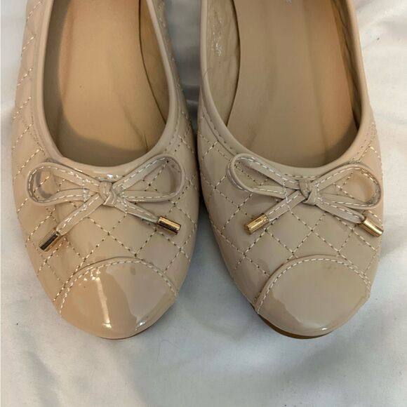 Women's flats quilted pattern round toe beige size 7.5 - Picture 4 of 8
